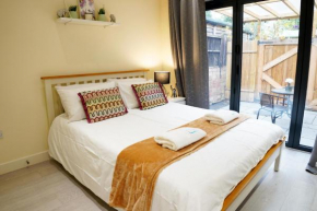 Cosy 1 Bed-Flat with Patio Near Heathrow